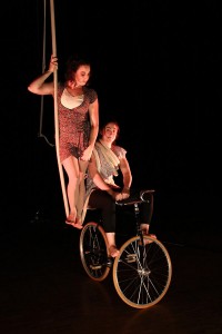 pour velo acrobate Spectacle vélo et fauteuil acrobatiques, corde lisse avec Charlotte KOLLY et Jessica Ros