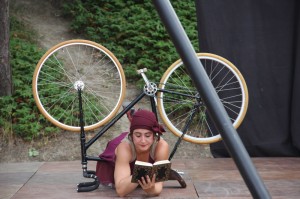 Charlotte Kolly et Walther son vélo acrobatique spectacle Bonneville Les Rétro Cyclettes